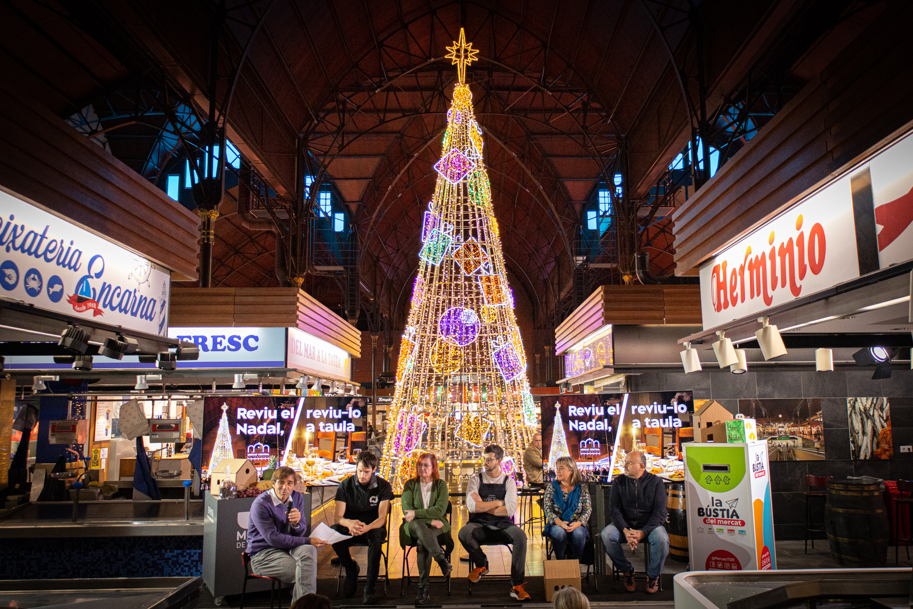 El Mercat Central Celebrar El Nadal Amb Un Gran Arbre De Llums Led I