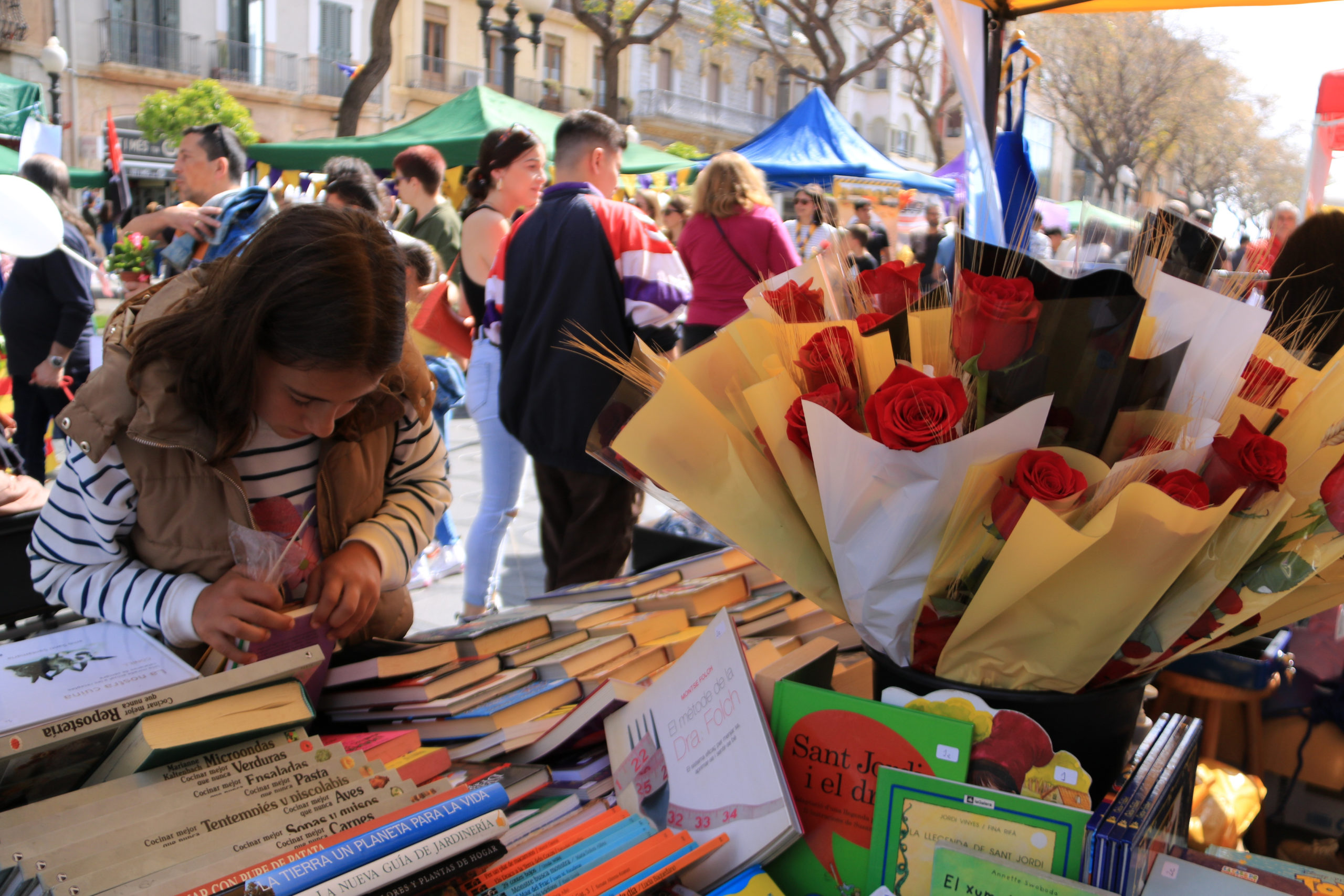 La Rambla Nova De Tarragona Bull Dactivitat Per Sant Jordi Amb M S De