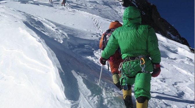 Moment de l’arribada al cim del Broad Peak d’Òscar Cadiach