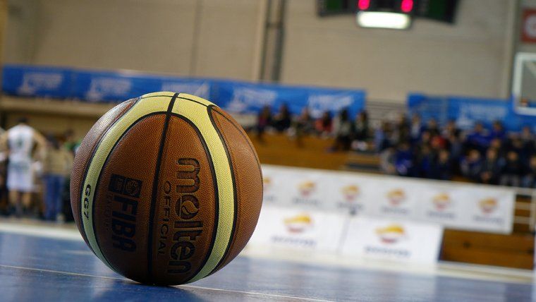 PILOTA A UN CAMP DE BASQUET