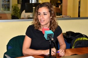 laia estrada a l'estudi de Tarragona Ràdio