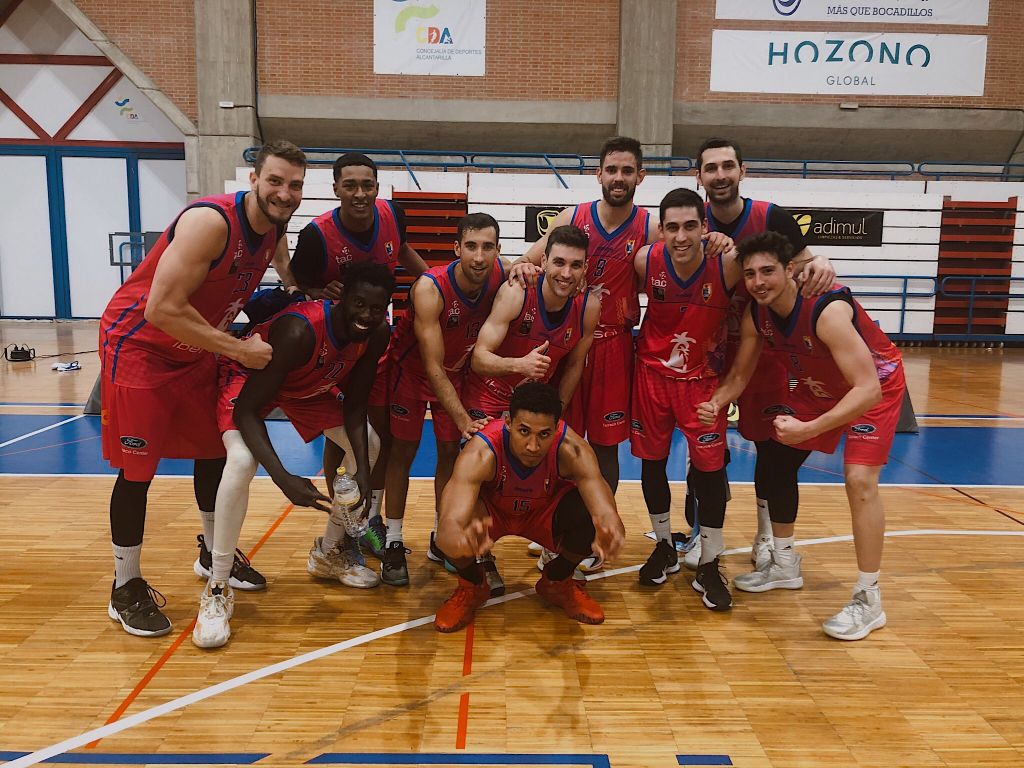 La plantilla de l'Ibersol CBT celebrant la participació al play-out de LEB Plata