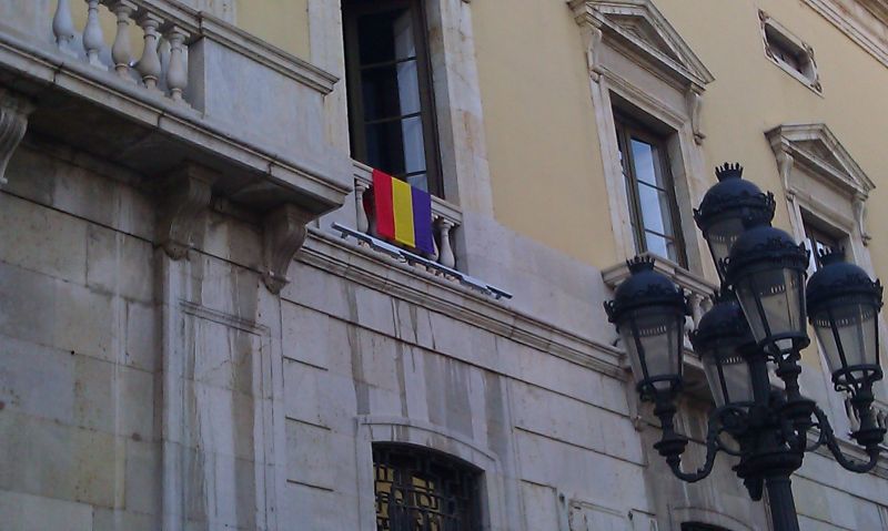 Bandera republicana a la façana de l'Ajuntament de Tarragona