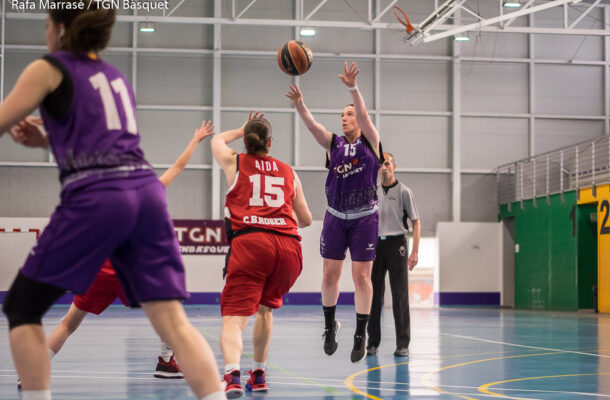 Jugadora del TGN Bàsquet fent un llançament a cistella