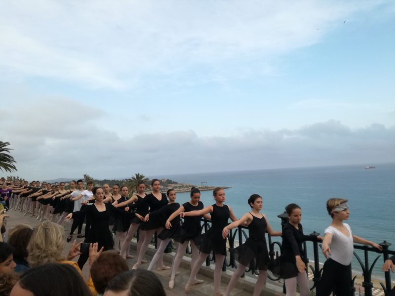 Persones ballant a la barra del balcó del mediterrani