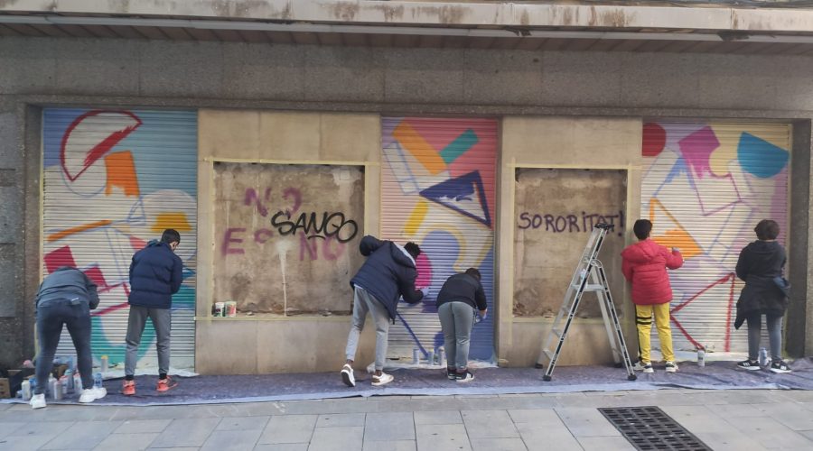 nois pinten un mural a la paret