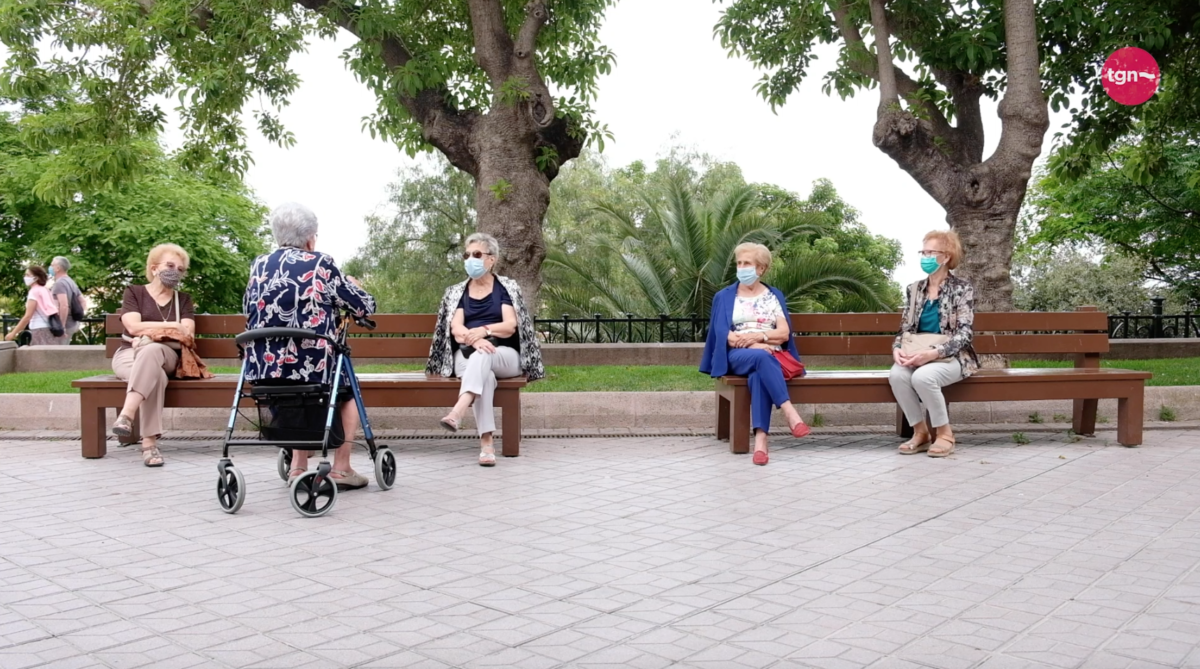 Un grup de dones conversant al Passeig de les Palmeres. Foto: Gerard Aguiló.