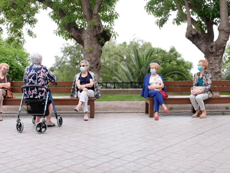 Un grup de dones conversant al Passeig de les Palmeres. Foto: Gerard Aguiló.