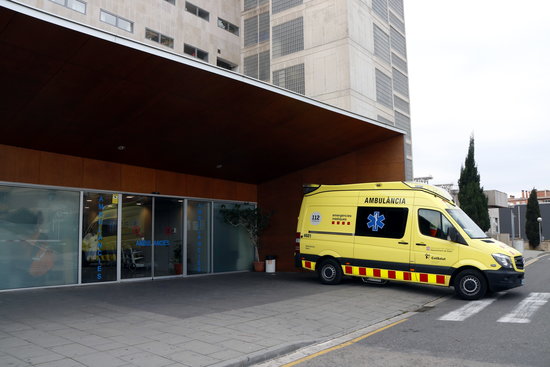 Una ambulància estacionada a l'àrea d'Urgències de l'Hospital Joan XXIII de Tarragona