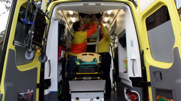 Ambulància del SEM a Tarragona, amb les portes obertes i dos efectius sanitaris al seu interior. Foto: ACN.