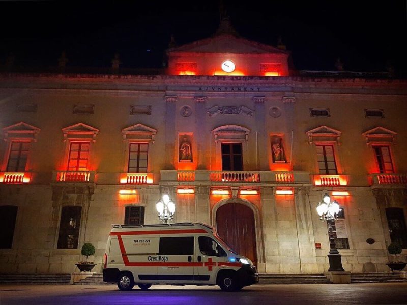 El Palau Municipal es va il·luminar de vermell en el Dia Mundial de la Creu Roja