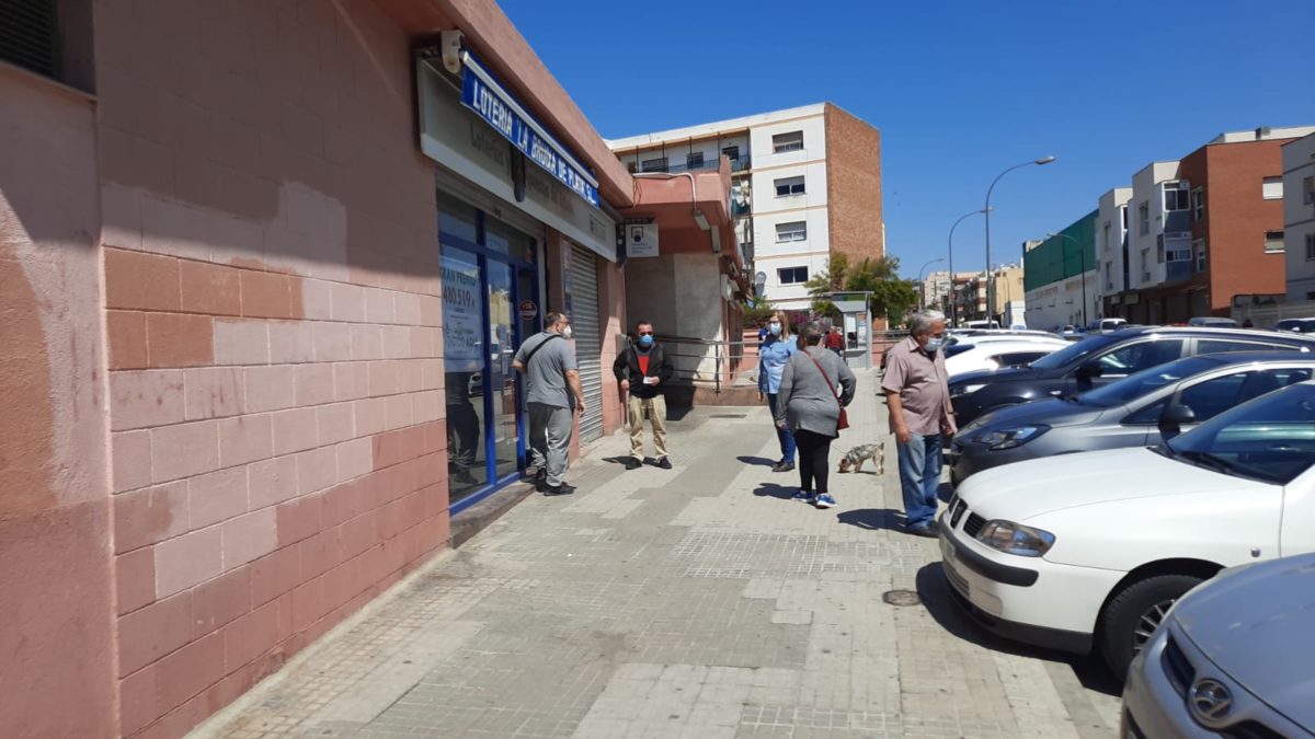 entrada del mercat de torreforta amb gent passejant