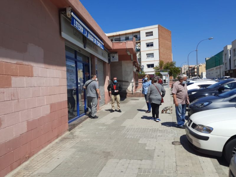 entrada del mercat de torreforta amb gent passejant