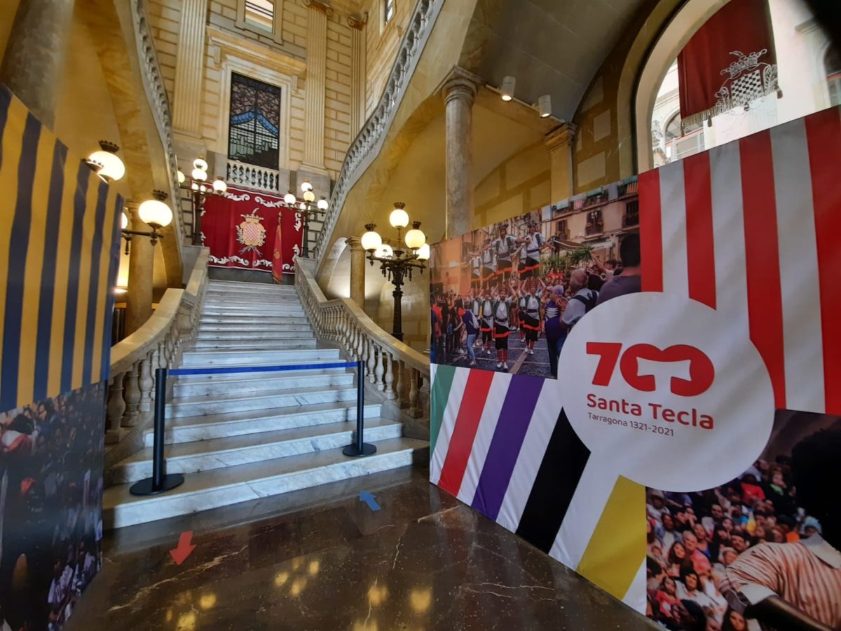 entrada ajuntament decorada pels 700 anys de l'arribada del braç