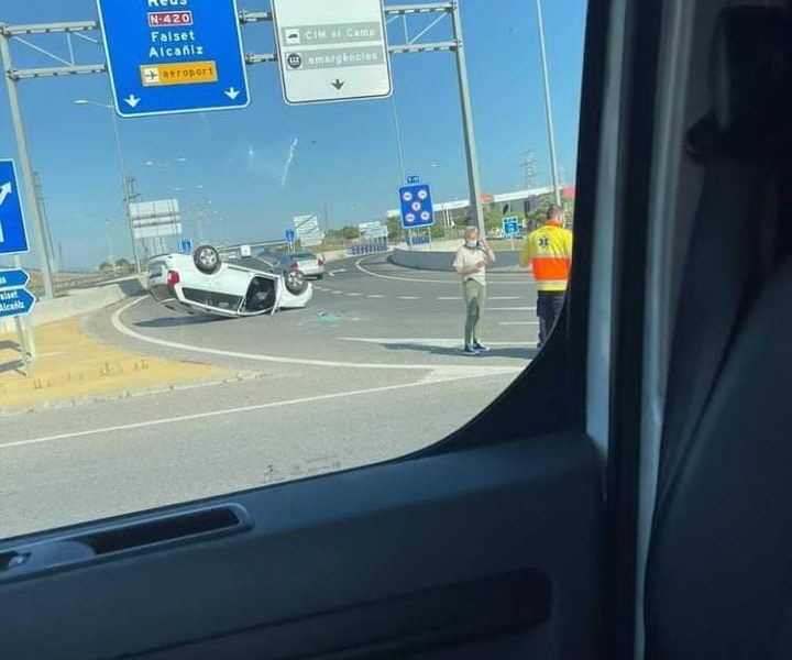 Accident a la rotonda de les gavarres, a la T-11.