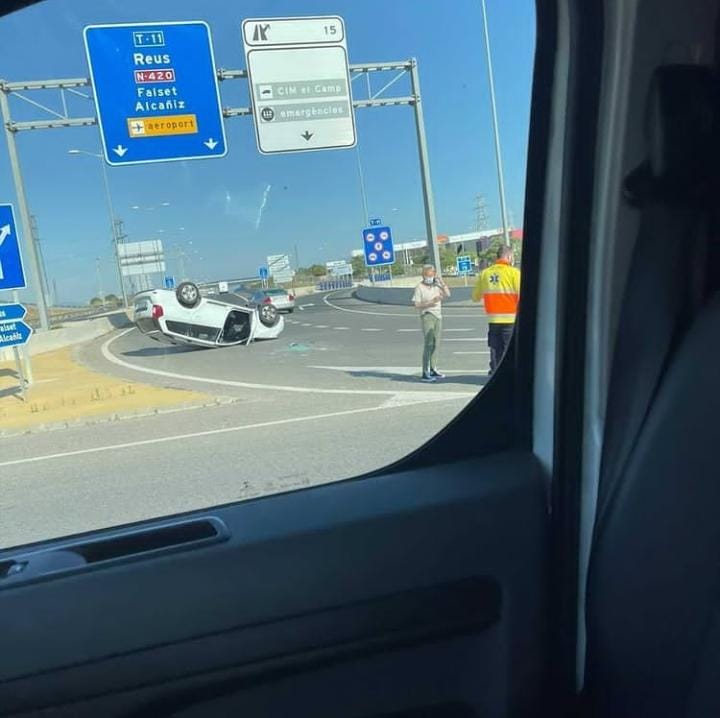 Accident a la rotonda de les gavarres, a la T-11.