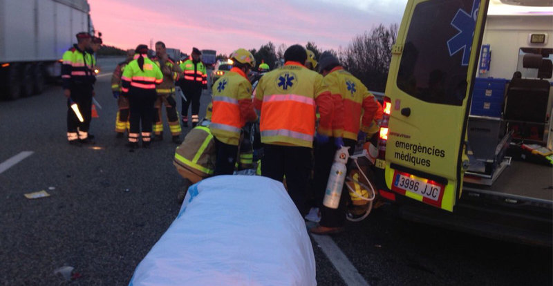 Efectius del SEM atenent un conductor ferit en un accident de trànsit. Foto: ACN.