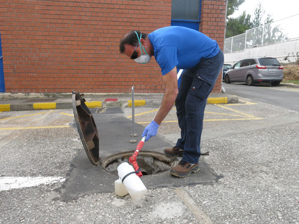 Un operari recull mostres d'aigua per analitzar al laboratori d'Ematsa.