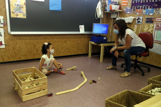 Una alumna en una aula d'infantil