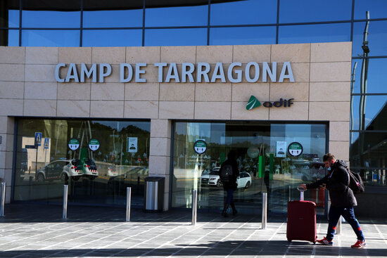 Pla obert de l'accés principal a l'estació de l'AVE del Camp de Tarragona. Foto: ACN.