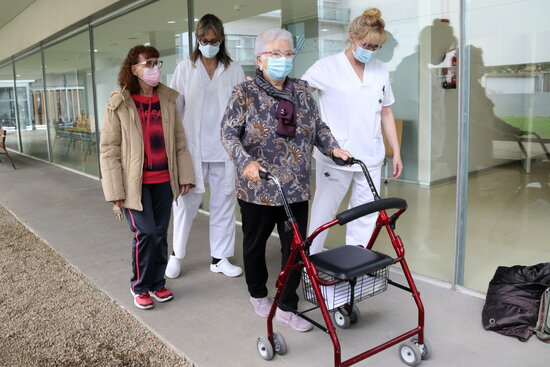 Josefa Vallejo, amb el caminador, durant un dels exercicis de l'Escola de Prevenció de Caigudes i Noves Fractures