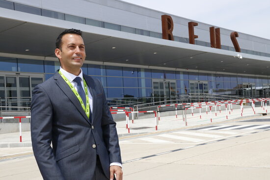 El director de l'Aeroport de Reus, Juan Crespo, a la plataforma amb la nova terminal al darrere. Foto: ACN.