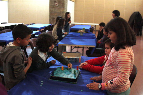 Grups d'escolars jugant en una ludoteca