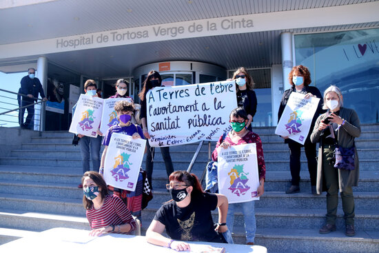 Pla general de membres de l'Assemblea Vaga Feminista de les Terres de l'Ebre mostrant cartells de la campanya per l'avortament quirúrgic voluntari a les Terres de 'lEbre