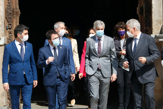 El president Pere Aragonès i diversos consellers del nou Govern es dirigeixen a la plaça Sant Jaume per la foto de família del nou executiu el 26 de maig (Horitzontal)