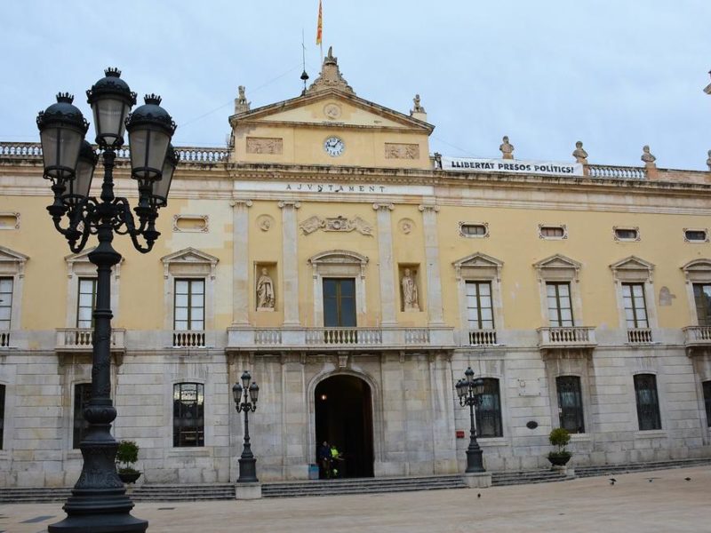 Façana del Palau Municipal, a la plaça de la Font