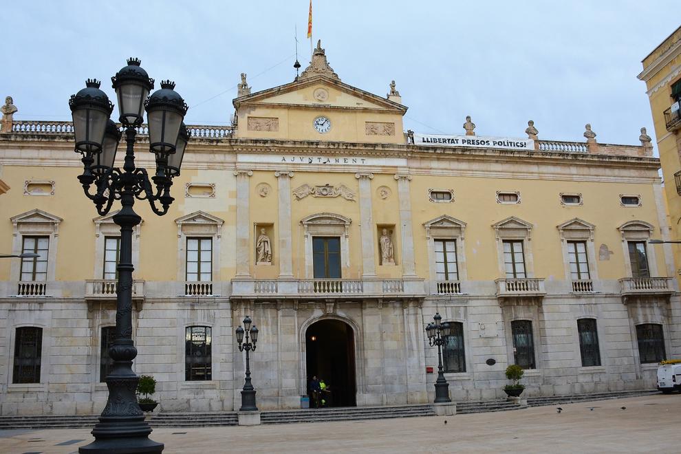 Façana del Palau Municipal, a la plaça de la Font