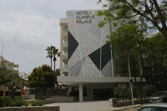 Pla general d'un hotel obert a Salou. Foto: ACN.