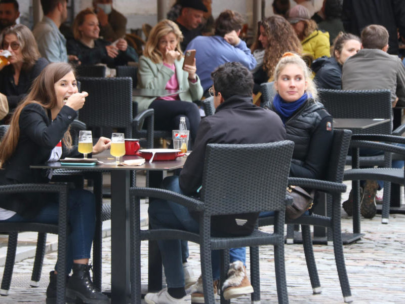 Uns joves en una taula a la terrassa d'un bar. Foto: ACN.