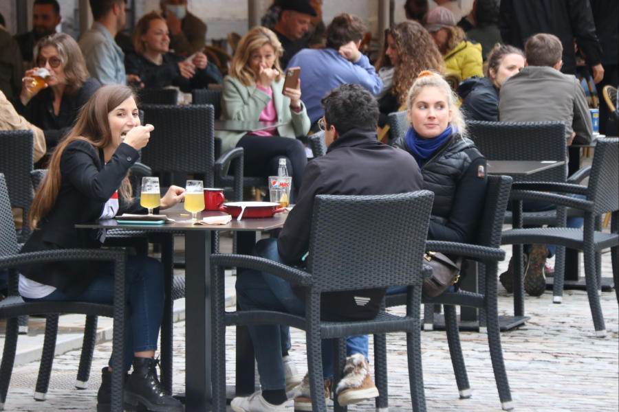 Uns joves en una taula a la terrassa d'un bar. Foto: ACN.