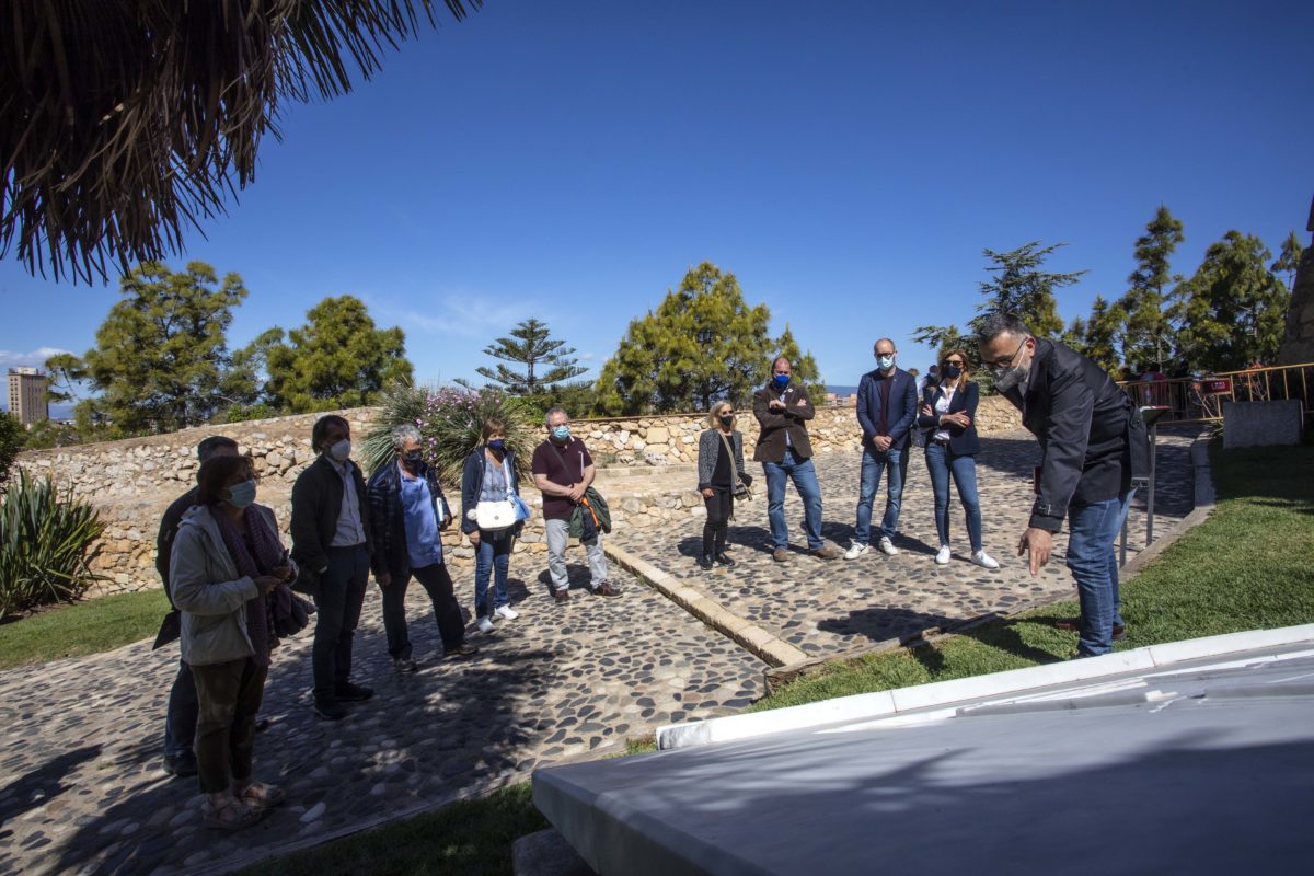 El jurat durant la visita al Passeig Arqueològic.