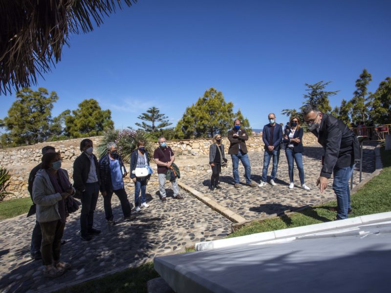 El jurat durant la visita al Passeig Arqueològic.