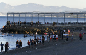 imatge de desenes de persones a la platja del Tarajal