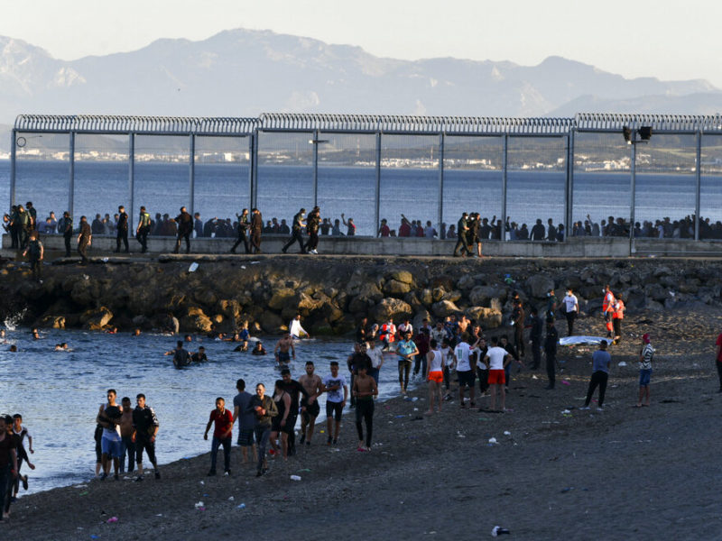 imatge de desenes de persones a la platja del Tarajal