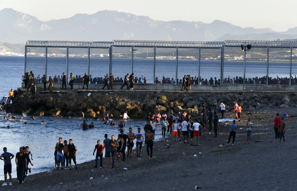 imatge de desenes de persones a la platja del Tarajal