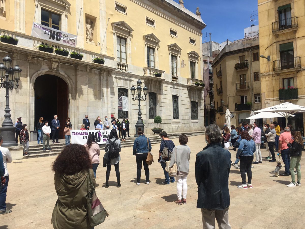 Minut de silenci que s'ha guardat a la plaça de la Font