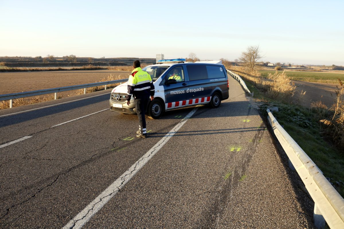 Vehicle de Mossos d'Esquadra intervenint en un accident de trànsit