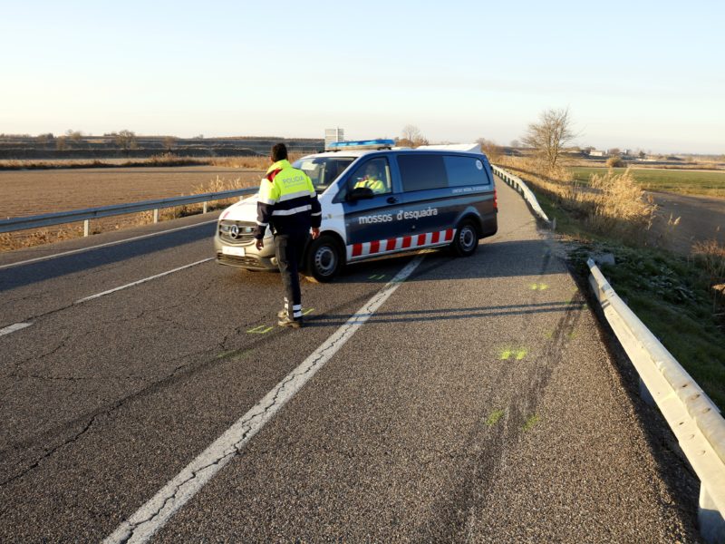 Vehicle de Mossos d'Esquadra intervenint en un accident de trànsit