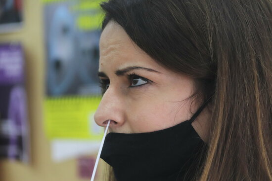 Una professora de l'Escola Saavedra de Tarragona en el moment de fer-se el frotis nasal. Foto: ACN.