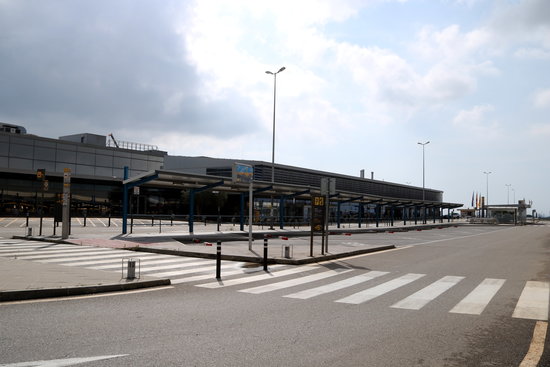 Pla general de l'exterior de les instal·lacions de l'aeroport de Reus durant l'estat d'alarma per coronavirus. Foto: ACN.