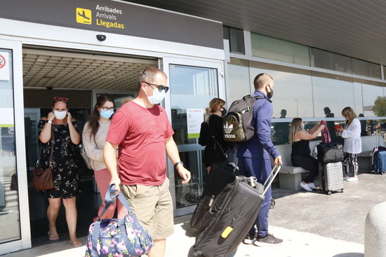 Turistes amb maletes, a la terminal d'arribades de l'aeroport de Reus