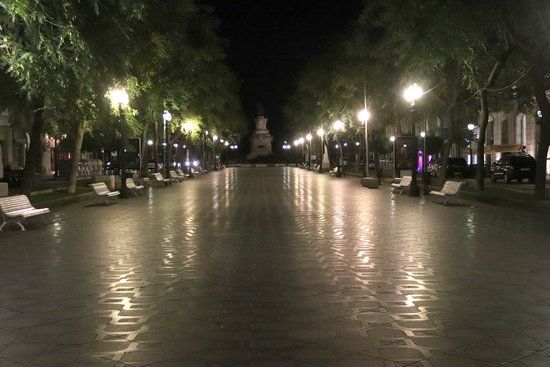 Imatge de la Rambla Nova de nit i sense gent