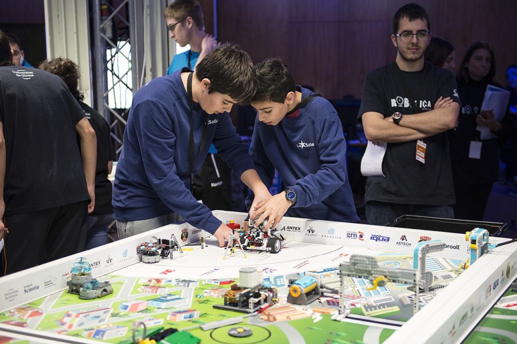 Més de 100 joves participen a la desena edició de la FIRST LEGO League