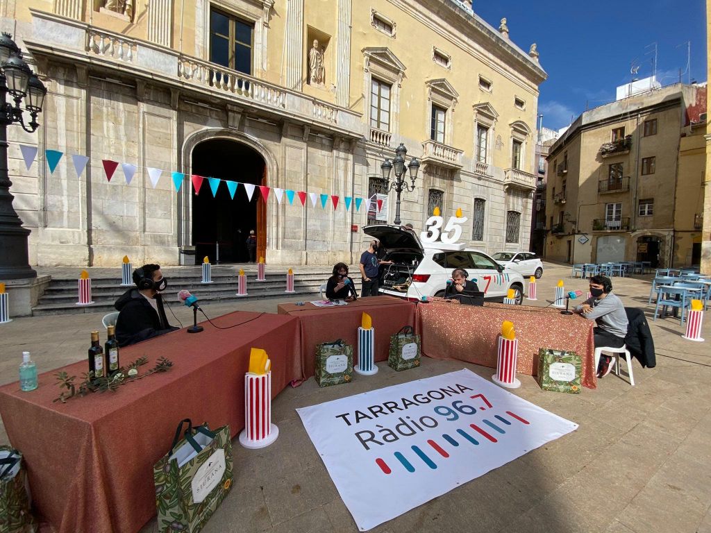 programa des de la plaça de la Font el dia dels 35 anys