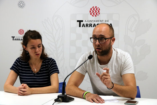 Hermán Pinedo en roda de premsa al costat de la fins ara primera tinent d'alcalde de l'Ajuntament de Tarragona, Carla Aguilar-Cunill. Foto: ACN.