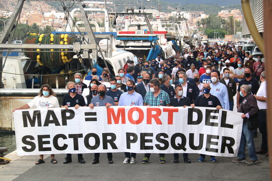 Pla general de la manifestació del pescadors al port pesquer de Sant Carles de la Ràpita. Foto: ACN.